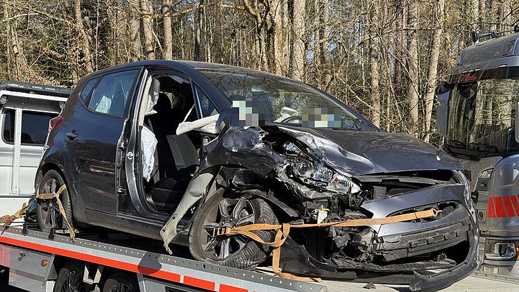 Schwerer Verkehrsunfall nach riskantem &Uuml;berholman&ouml;ver: F&uuml;nf Personen verletzt