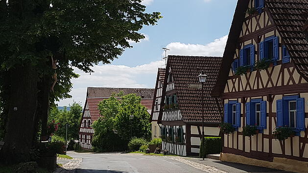 Erdgeschossige Fachwerkbauernh&auml;user, die &uuml;berwiegend aus dem 18. Jahrhundert stammen, reihen sich in Frankendorf zu beiden Seiten des Baches.