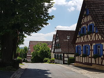 Erdgeschossige Fachwerkbauernh&auml;user, die &uuml;berwiegend aus dem 18. Jahrhundert stammen, reihen sich in Frankendorf zu beiden Seiten des Baches.
