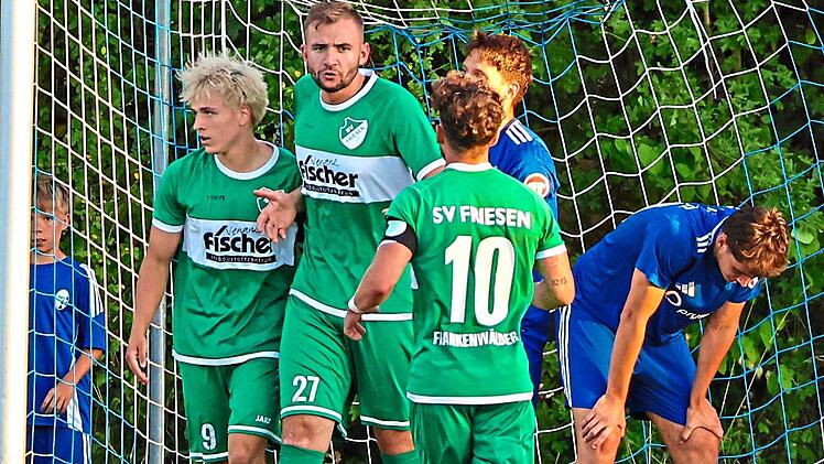 Simon Pfadenhauer, Rico Nassel und Noah Schorn (von links) feiern den Friesener Treffer zum 2:1. Heinrich Wei&szlig;