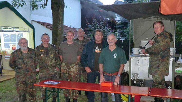Gute Freunde: Mit den Reservisten aus Hürtgenwald pflegt die Kameradschaft aus Hetzlos enge Beziehungen. Foto: Günther Straub
