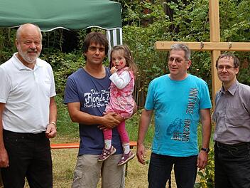 Ehrung engagierter Gläubiger: Kirchenpfleger Valentin Fell, Arno Karner, Werner Heger und Eberhard Dombrowski (v.l.). Foto: Dombrowski