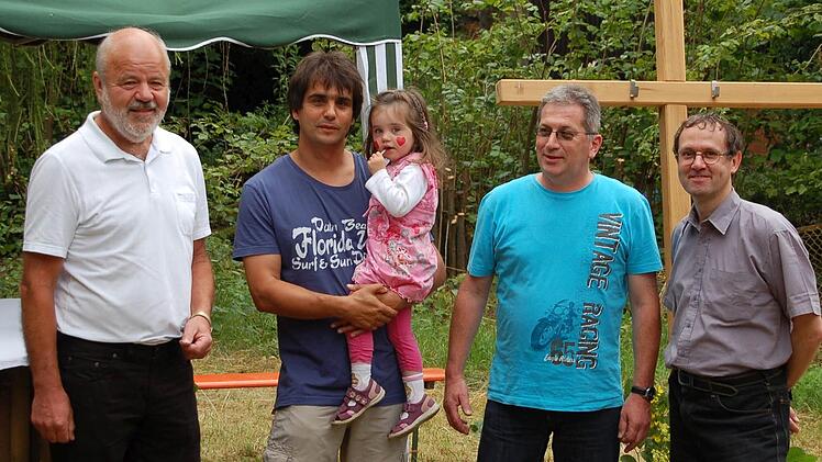Ehrung engagierter Gläubiger: Kirchenpfleger Valentin Fell, Arno Karner, Werner Heger und Eberhard Dombrowski (v.l.). Foto: Dombrowski