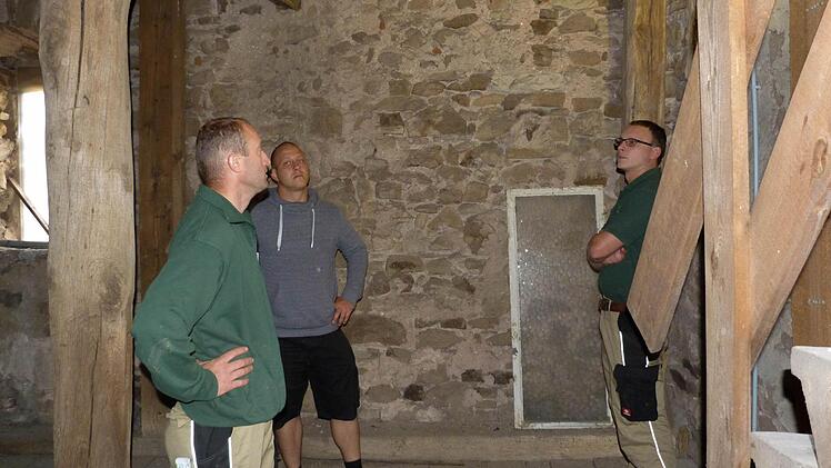 Bei einer Ortsbegehung legen Begasungsleiter Jens Wehner (von links) und seine Kollegen Denny Michel und Peter Hauk das weitere Vorgehen fest.