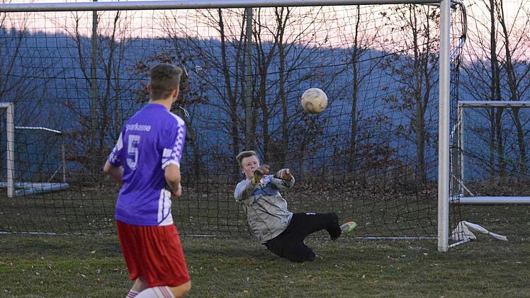 Action in der Dämmerung: Oehrbergs Nico Ringelmann zwingt Gräfendorfs Keeper Manuel Seufert zur Faustabwehr. Foto: ssp