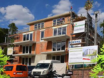 Nach gut einjähriger Bauzeit wurde am Wochenende in der Salinenstraße 22a Richtfest gefeiert.  Foto: Peter Rauch