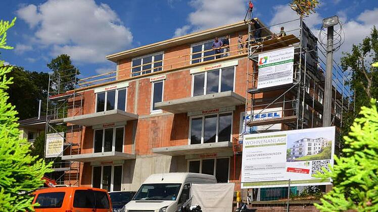 Nach gut einjähriger Bauzeit wurde am Wochenende in der Salinenstraße 22a Richtfest gefeiert.  Foto: Peter Rauch