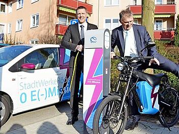 Bürgermeister Marco Steiner (links) und Werkeleiter Michael Eckardt präsentieren die neue E-Tankstelle in Rödental. Foto: Rainer Lutz
