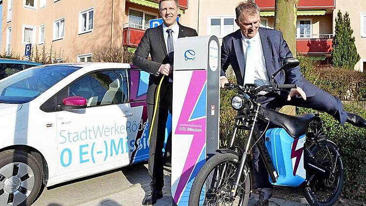 Bürgermeister Marco Steiner (links) und Werkeleiter Michael Eckardt präsentieren die neue E-Tankstelle in Rödental. Foto: Rainer Lutz