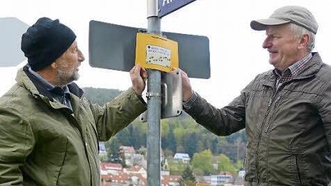 Robert Hirschmann (links) und Manfred Held markieren die Wanderstrecke, damit die Teilnehmer sich leicht zurechtfinden. Foto: Dagmar Besand