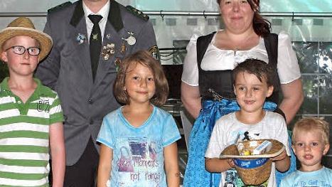 Sch&uuml;tzenmeister Patrick Erhardt und die Bezirksdamenleiterin Lisa Eisenwiener begl&uuml;ckw&uuml;nschten die Sieger des Lichtpunktgewehr-Schie&szlig;ens.