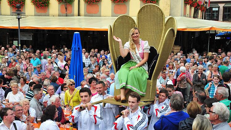 Korbmarkt Lichtenfels: Die Lichtenfelser Turner tragen die Korbstadtk&ouml;nigin Carolin I. im September 2014 auf einem Thron zur Hauptb&uuml;hne auf dem Marktplatz in Lichtenfels. Die Kr&ouml;nung findet 2016 wieder auf dem Marktplatz statt. Um 12.30 wird am Samstag dann Maria I. gekr&ouml;nt. Fotos: Till Mayer