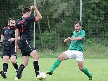 Johannes Lurz (r.) grätscht zum Ball, den TSG-Spieler Niklas Lüttjohann gerade annimmt; links hinten Tobias Weiß. Fotos: sportpress