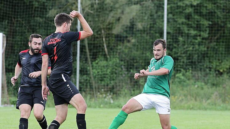 Johannes Lurz (r.) grätscht zum Ball, den TSG-Spieler Niklas Lüttjohann gerade annimmt; links hinten Tobias Weiß. Fotos: sportpress