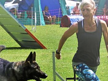 Hundeführerin Kristina Lenz mit ihrem "Jockl"  Foto: Wolfgang Desombre