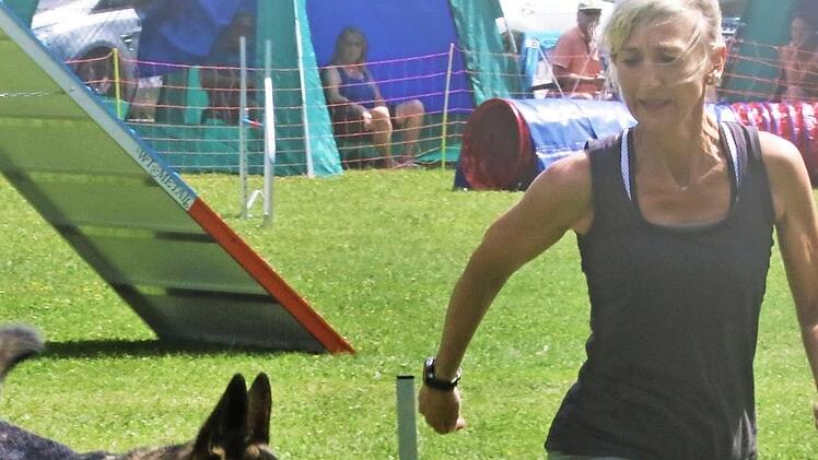 Hundeführerin Kristina Lenz mit ihrem "Jockl"  Foto: Wolfgang Desombre