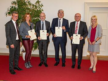 Kultusminister Bernd Sibler (links) und Staatssekretärin Carolina Trautner  (rechts) haben unter anderem der Grundschule Wildflecken eine Urkunde für  die besondere Förderung der Inklusion verliehen. Wildfleckens Schulleiterin Christiane Helfrich (2. von links) nahm die  Auszeichnung freudestrahlend entgegen.  Bayerisches Kultusministerium/Steffen Leiprecht