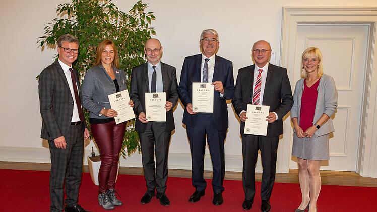 Kultusminister Bernd Sibler (links) und Staatssekretärin Carolina Trautner  (rechts) haben unter anderem der Grundschule Wildflecken eine Urkunde für  die besondere Förderung der Inklusion verliehen. Wildfleckens Schulleiterin Christiane Helfrich (2. von links) nahm die  Auszeichnung freudestrahlend entgegen.  Bayerisches Kultusministerium/Steffen Leiprecht