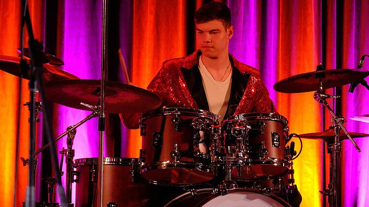 "Heuer habe ich mir extra für Hammelburg eine rote Glitterjacke zugelegt", sagte Drummer Vladimir. Foto: Gerd Schaar