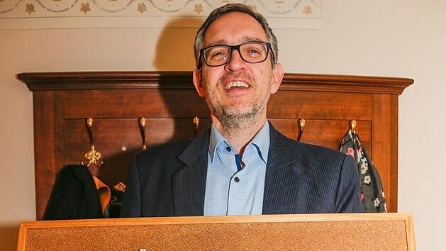 Zu den Interviews mit FT-Redaktionsleiter Michael Memmel gehört auch ein Dartspiel auf die Landkreiskarte. Foto: Matthias Hoch