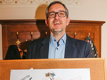 Zu den Interviews mit FT-Redaktionsleiter Michael Memmel gehört auch ein Dartspiel auf die Landkreiskarte. Foto: Matthias Hoch