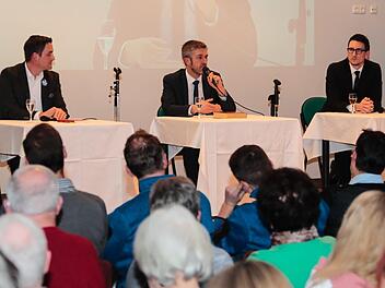 Bei einer Podiumsdiskussion in Bad Brückenau stellen sich die Bürgermeisterkandidaten Dirk Stumpe (von links), Jochen Vogel und Jan Marberg vor. Foto: Matthias Hoch