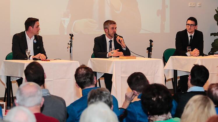 Bei einer Podiumsdiskussion in Bad Brückenau stellen sich die Bürgermeisterkandidaten Dirk Stumpe (von links), Jochen Vogel und Jan Marberg vor. Foto: Matthias Hoch