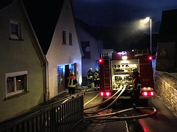 Die Feuerwehrleute hatten einen Zimmerbrand am Mittwochabend in Sulzthal schnell unter Kontrolle. Foto: Ralf Ruppert