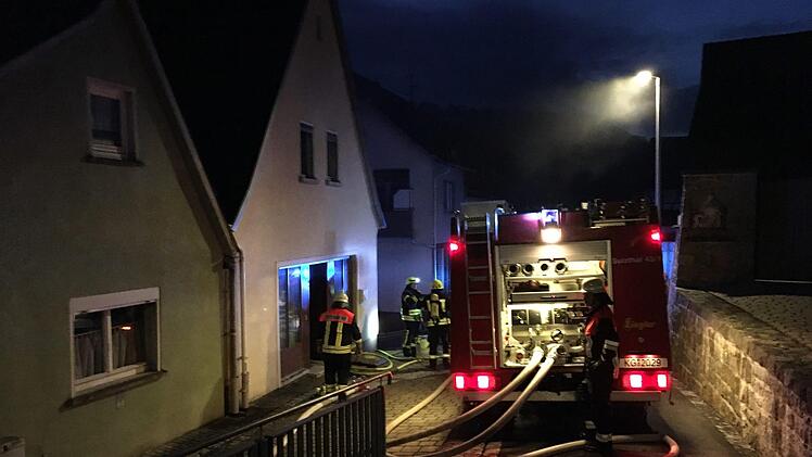 Die Feuerwehrleute hatten einen Zimmerbrand am Mittwochabend in Sulzthal schnell unter Kontrolle. Foto: Ralf Ruppert