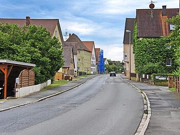 Die Hauptstraße in Dormitz, die sich die Anwohner als Zone 30 wünschen. Nach einem Bürgerantrag an das Landratsamt Forchheim haben sie noch keine Antwort erhalten. Foto: Karl-Heinz Wirth
