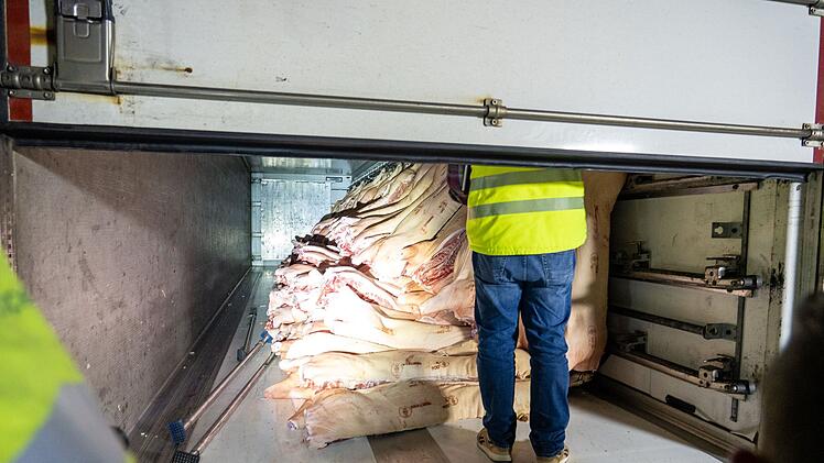 Unfall auf A3: Lkw mit 320 Schweineh&auml;lften kippt um - Einsatzkr&auml;fte werden bei Bergung kreativ