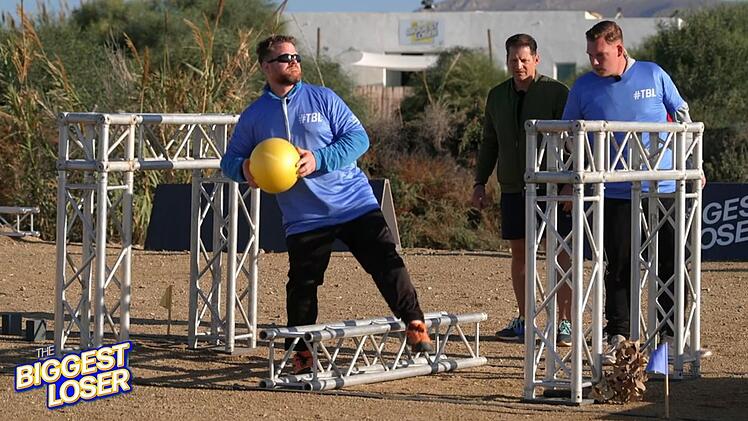Ein "Sehender" leitet den "blinden" Partner durch den Challenge-Parcours. Jonas und Ben machten es am besten, nämlich fehlerfrei. Sieg!
