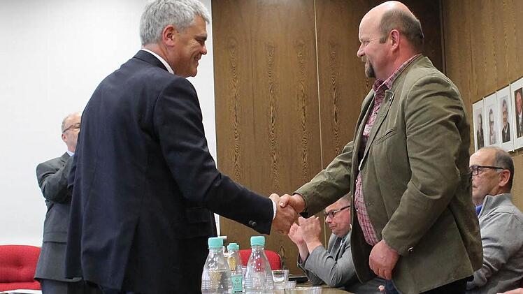Bürgermeister Bernhard Storath (links) verabschiedet Marktgemeinderat Albert Eisendraut.