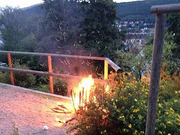 Solche Bilder soll es künftig nicht mehr geben: In der Grünzone beim Parkhaus Basteigasse kommt es immer wieder zu Sachbeschädigungen - wie vor einem Monat, als der Papierkorb brannte - und zu Ruhestörungen. Der Stadtrat will dort künftig den Aufenthalt bei Dunkelheit verbieten und die Beleuchtung verstärken. Foto: privat
