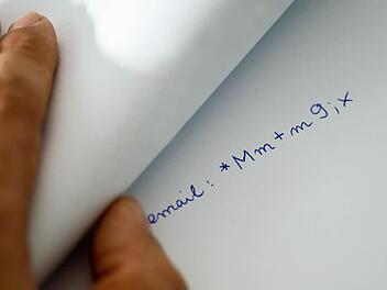 Altmodisch, aber sicher: Passwörter kann man sich an einem geheimen Ort auf Papier notieren. So können sie zumindest nicht digital geklaut werden. Foto: dpa