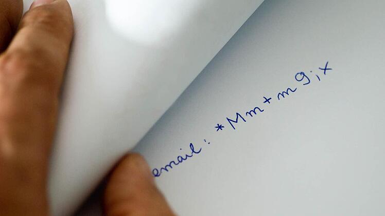 Altmodisch, aber sicher: Passwörter kann man sich an einem geheimen Ort auf Papier notieren. So können sie zumindest nicht digital geklaut werden. Foto: dpa