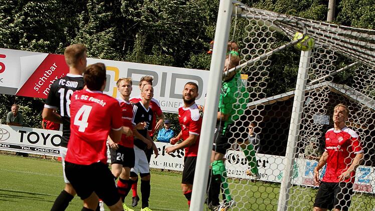 Glück hat hier der Gästekeeper Kevin Schmidt, dass der Ball auf das Tor fällt; der Sander Dominic Leim (links) und Pascal Stahl (4. von links). Foto: Günther Geiling