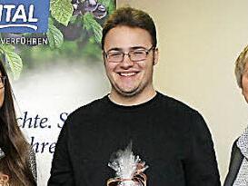 Gesch&auml;ftsf&uuml;hrerin Anne Feulner gratulierte Matthias H&ouml;hn und Rebecca Frank zu ihren beruflichen Erfolgen (von rechts).  Foto: Firma Maintal