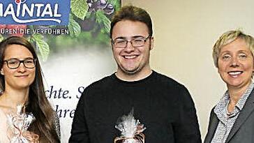 Gesch&auml;ftsf&uuml;hrerin Anne Feulner gratulierte Matthias H&ouml;hn und Rebecca Frank zu ihren beruflichen Erfolgen (von rechts).  Foto: Firma Maintal