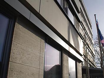 Das Landratsamt ist in die Jahre gekommen. Eine Sanierung soll wesentliche Verbesserungen an der Fassaden-Dämmung sowie in Sachen Barrierefreiheit, Raumangebot und EDV herbeiführen. Foto: Marco Meißner