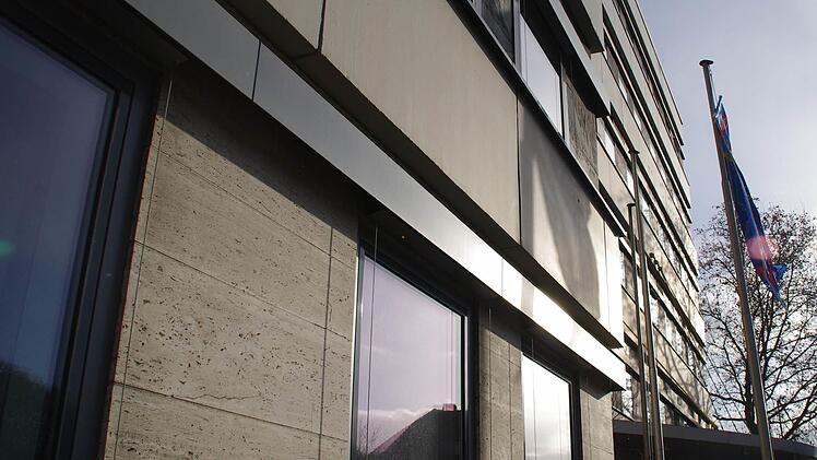 Das Landratsamt ist in die Jahre gekommen. Eine Sanierung soll wesentliche Verbesserungen an der Fassaden-Dämmung sowie in Sachen Barrierefreiheit, Raumangebot und EDV herbeiführen. Foto: Marco Meißner