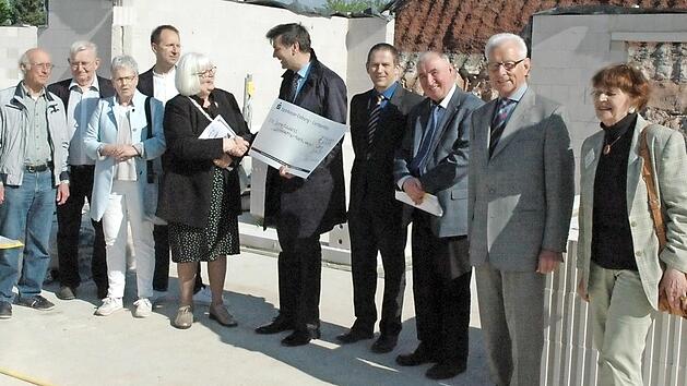 Spenden&uuml;bergabe auf der Hospiz-Baustelle mit Ludwig Frenking, Pfarrer Michael Schadeberg, Beisitzerin Heidi Klein, Martin Alfrink, Helga Schadeberg, Dekan Stefan Kirchberger, Rainer Mattern, Richard Reich, Hermann Beckering und Heide Kunze-Lysek  Foto: Edwin Mei&szlig;inger