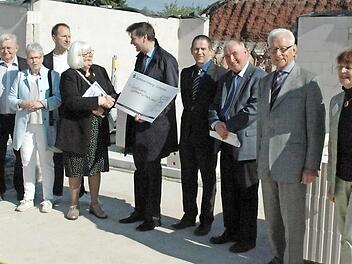 Spendenübergabe auf der Hospiz-Baustelle mit Ludwig Frenking, Pfarrer Michael Schadeberg, Beisitzerin Heidi Klein, Martin Alfrink, Helga Schadeberg, Dekan Stefan Kirchberger, Rainer Mattern, Richard Reich, Hermann Beckering und Heide Kunze-Lysek  Foto: Edwin Meißinger