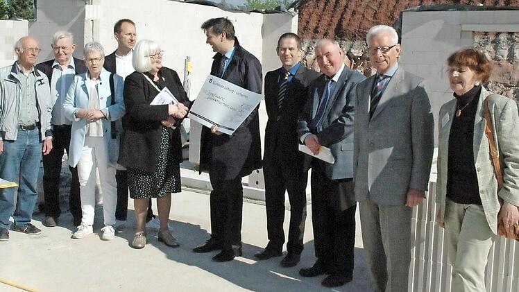 Spendenübergabe auf der Hospiz-Baustelle mit Ludwig Frenking, Pfarrer Michael Schadeberg, Beisitzerin Heidi Klein, Martin Alfrink, Helga Schadeberg, Dekan Stefan Kirchberger, Rainer Mattern, Richard Reich, Hermann Beckering und Heide Kunze-Lysek  Foto: Edwin Meißinger