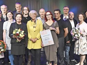 Das Ensemble mit Intendantin Sibylle Broll-Pape (9. v. r.) bei der Preisverleihung, rechts B&uuml;rgermeister Christian Lange Foto: Sabina Sabovic