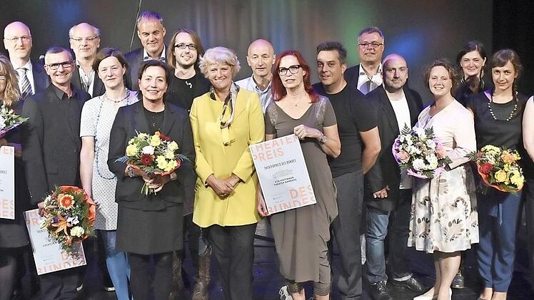 Das Ensemble mit Intendantin Sibylle Broll-Pape (9. v. r.) bei der Preisverleihung, rechts B&uuml;rgermeister Christian Lange Foto: Sabina Sabovic