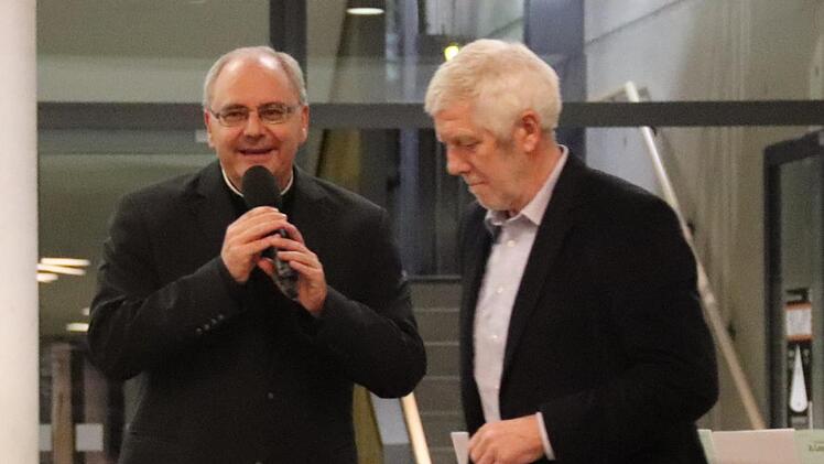 Dekan Kilian Kemmer und Schulleiter Bernd Lohneiß bei der BegrüßungJohanna Blum
