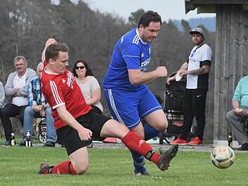 Nicht nur, dass die SG Poppenroth/Lauter II eine 0:5-Klatsche in Stralsbach hinnehmen musste: Auf unserem Bild grätscht Gerodas Johannes Wirth (links) seinem Gegenspieler Patrick Käß den Ball ab.Hopf