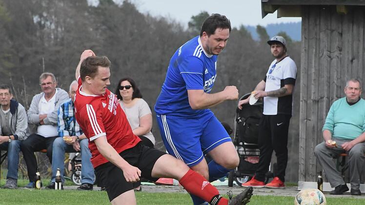Nicht nur, dass die SG Poppenroth/Lauter II eine 0:5-Klatsche in Stralsbach hinnehmen musste: Auf unserem Bild grätscht Gerodas Johannes Wirth (links) seinem Gegenspieler Patrick Käß den Ball ab.Hopf