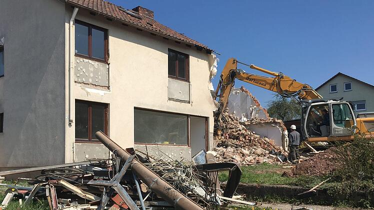 In Haard wird das ehemalige Lehrerwohnhaus abgerissen. Hier sollen g&uuml;nstige Mietwohnungen gebaut werden. Foto: Kerstin V&auml;th
